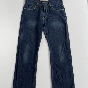 klassisk och tidlös look med ett par blå Levi's 506 jeans!
 Dessa jeans är mer än bara klädesplagg; de är en symbol för autentiskt hantverk och stil. Med sin ikoniska, raka passform ger de dig en tidlös och avslappnad look som aldrig går ur mode. 
 