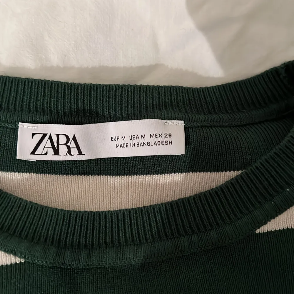 Fin randig croppad tröja ifrån Zara. Tröjor & Koftor.