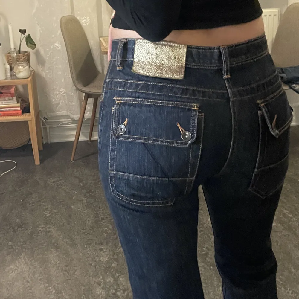 byxor fyndade second hand. små i storleken, känns slå på mig som har M eller w29 i jeans. är 178cm lång som referens! 🕺💖😙. Jeans & Byxor.
