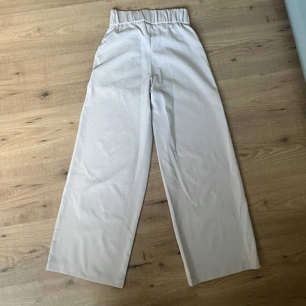 Beiga kostymbyxor från JDY, inte använda många gånger men har ett litet märke på baksidan av ena benet (sista bilden), dock inget man tänker på🥰. Jeans & Byxor.