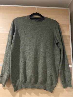 Oscar Jacobsson pullover - Oscar Jacobsson pullover i stl S. 9/10 skick, pris kan diskuteras vid snabb affär.