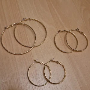 Örhängen - Bundle med 3 par guldiga ring-örhängen i olika storlek (köpta tillsammans). 30 kr för alla 3!
