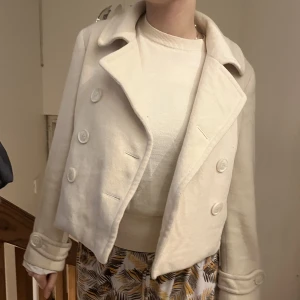 Snygg krämvit kappa - Säljer denna Zara kappa som e svin snygg. Den är gjord i Ull så den är väldigt varm och perfekt nu inför senhösten/vintern. Kontakta mig vid minsta lilla. Kan även mötas upp❣️