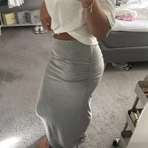 Säljer denna långa kjolen från Gina Tricot💕 använd Max tre gånger💕