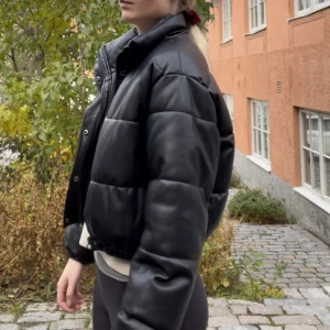 Skinnjacka  - Puffig skinnjacka från Zara, perfekt vårjacka! Använd fåtal gånger🍁🍂