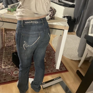 Lågmidjade Jeans - Hej säljer mina Lågmidjade Jeans ifrån Kappahl’s kollektion Lab Industries. Står storlek 164 och jag tycker dom sitter som xs/s. Hör av er vid frågor! Inga defekter🫶🏼🫶🏼