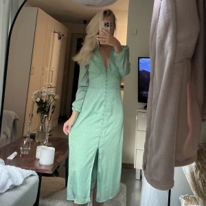 Adoore klänning  - Använd 1 gång. Superfin