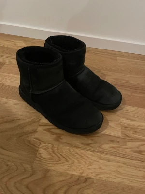 Uggs - Säljer nu dessa uggs då dom har blivit för små. Storleken är (43) och har använts några gånger under förra vintern. Men har borstat så dom är rätt så fräscha och i fortsatt bra skick. Original pris (2000kr) Skriv för fler frågor!