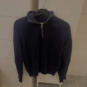 En mörkblå zip tröja i storlek xs/s i nyskick (endast använd ett par gånger) 💞  Skriv via intresse 