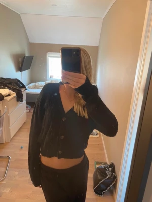 Stickad kofta  - Svart supermysig stickad kofta med tre knappar i storlek: XS, kontakta om ni vill ha me info.😍