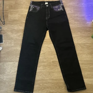 Devil y2k Jeans - Feta y2k jeans perfekta till lila outfits🔥