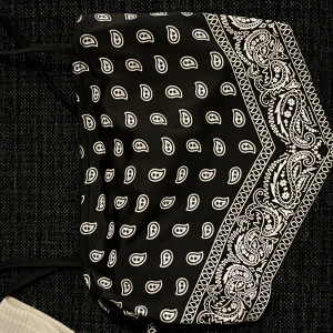 Bandana topp - Väldigt söt topp som man knyter i ryggen, sparsamt använd och säljer för det är inte min stil längre, inga defekter på den:)  Har ni frågor elr vill köpa skriv till mig, möts upp och postar❤️  KLICKA INTE PÅ KÖP DIREKT!!