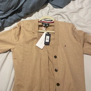  tommy hilfiger cardigan - Helt ny tommy hilfiger cardigan jag köpte i USA. Har aldrig använt den. Original pris 780kr 