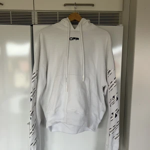 Off-white hoodie ”Cabin baggage” - Knappt använda! Använd Max 5 gånger sen inköp, går inte att köpa ny längre, äkthets intyg finns, samt kvitto från farfetch. Storlek S. Nypris runt 10.000kr