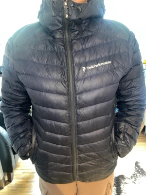 Peak performance jacka  - Äkta peak performance jacka storlek M har en liten lagning på ryggen men annars är den i bra skick. Jag gå ner i pris vid snabb affär 