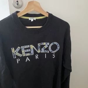 Kenzo Sweatshirt  - Kenzo tröja strl XL sitter mer som L   Väldigt bra skick för åren på nacken.  Kvitto finns ej pga ålder. 