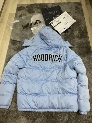 Hoodrich jacka -  Populär jacka som tyvärr är slut på jd sport, säljer den pga utav jag bytt stil! Jackan är helt ny och inte kommit till användning vid några tillfällen! Allt og finns och följer medföljer vid köp! Kontakta vid frågor! 