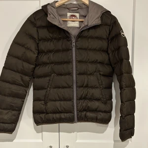 Brun Colmar jacka - Måste sälja denna superfina bruna colmar jacka då den blivit för liten. Står strl 42 men colmars storlekar är lite konstiga, denna passar S. Den är använd men i mycket bra skick. 