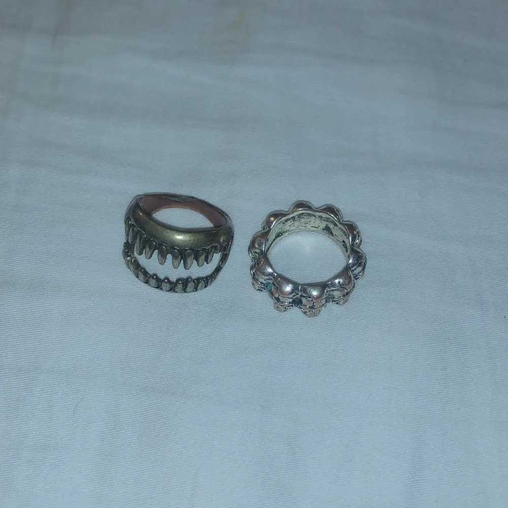 Båda ringarna är rostiga men fina. Den med tänder är ganska stor, för mig i alla fall och den andra är lagomt. Kostar 15 kr styck.. Accessoarer.