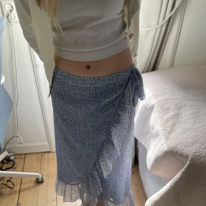 Blåblommig långkjol - Jättefin sommarkjol med blommönster. Tillräckligt lång på mig som är 163. 