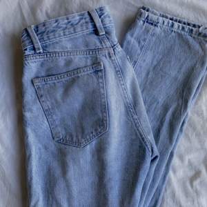 Super snygga straight jeans från bershka!🩵 Sitter super snyggt, väldigt bekväma! Säljer då dem blivit för små😊 Nypris 360 kr säljer gör 120