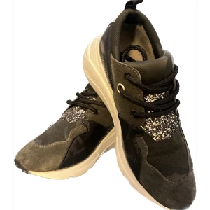 STEVE MADDEN skor - Ett par Steve madden skor i modellen CLIF. Det är storlek 37 💚 supersnygga till både jeans och kjol! 