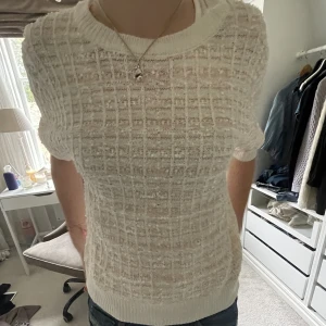 Stickad tshirt - As gullig stickad tshirt med lite glitter och rosa detaljer!!