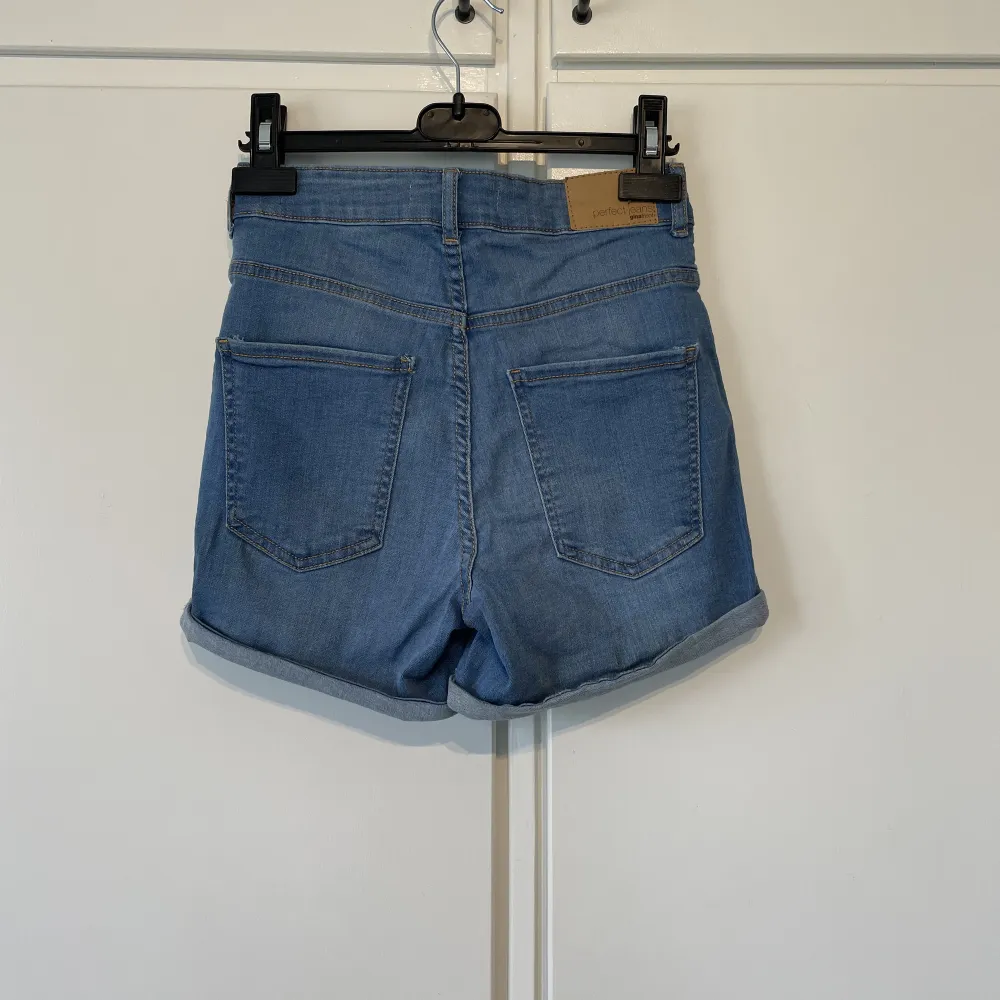 Jeans shorts från Gina tricot i storlek S, modell Molly.  45 kr + frakt 🥰. Shorts.