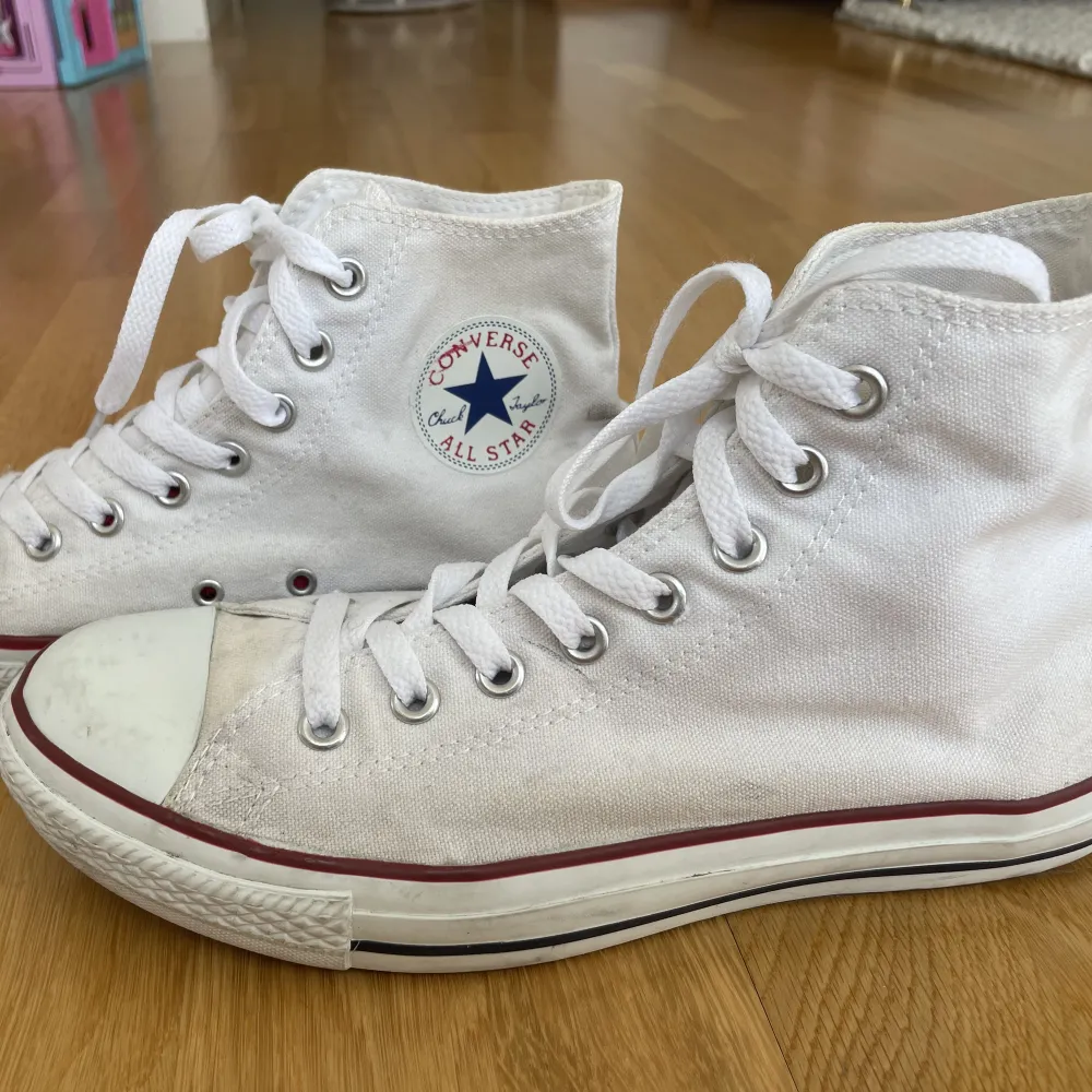 Ett par vita converse all star. Är i begagnat skick.. Skor.