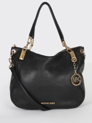 Michael Kors Väska - Nu säljer jag min Michael Kors Väska i nyskick. Den är aldrig använd då den inte riktigt är min stil. Dustbagen ingår🤍