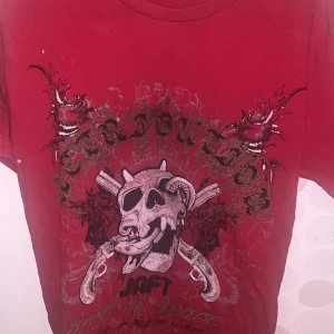 drainer - säljer denna coola tisha, den är rödare än på bilden. lite oversized jättehärligt material! 💞