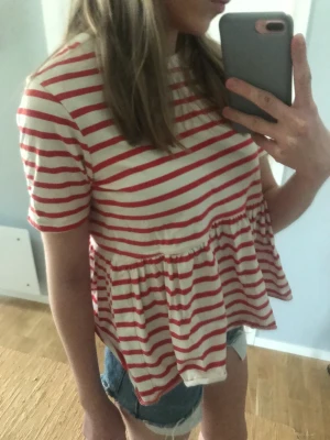 Zara t shirt - T shirt från zara har använt fåtal gånger i fint skick, jag köpte den för 200 och säljer den för 80 + frakt☺️