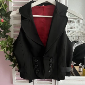 Väst - Köpte denna snygga västen på plick men visade sig vara för lite för mig. 