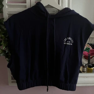 Kroppad tröja  - Kroppad marinblå tröja från hm, använd en gång. 