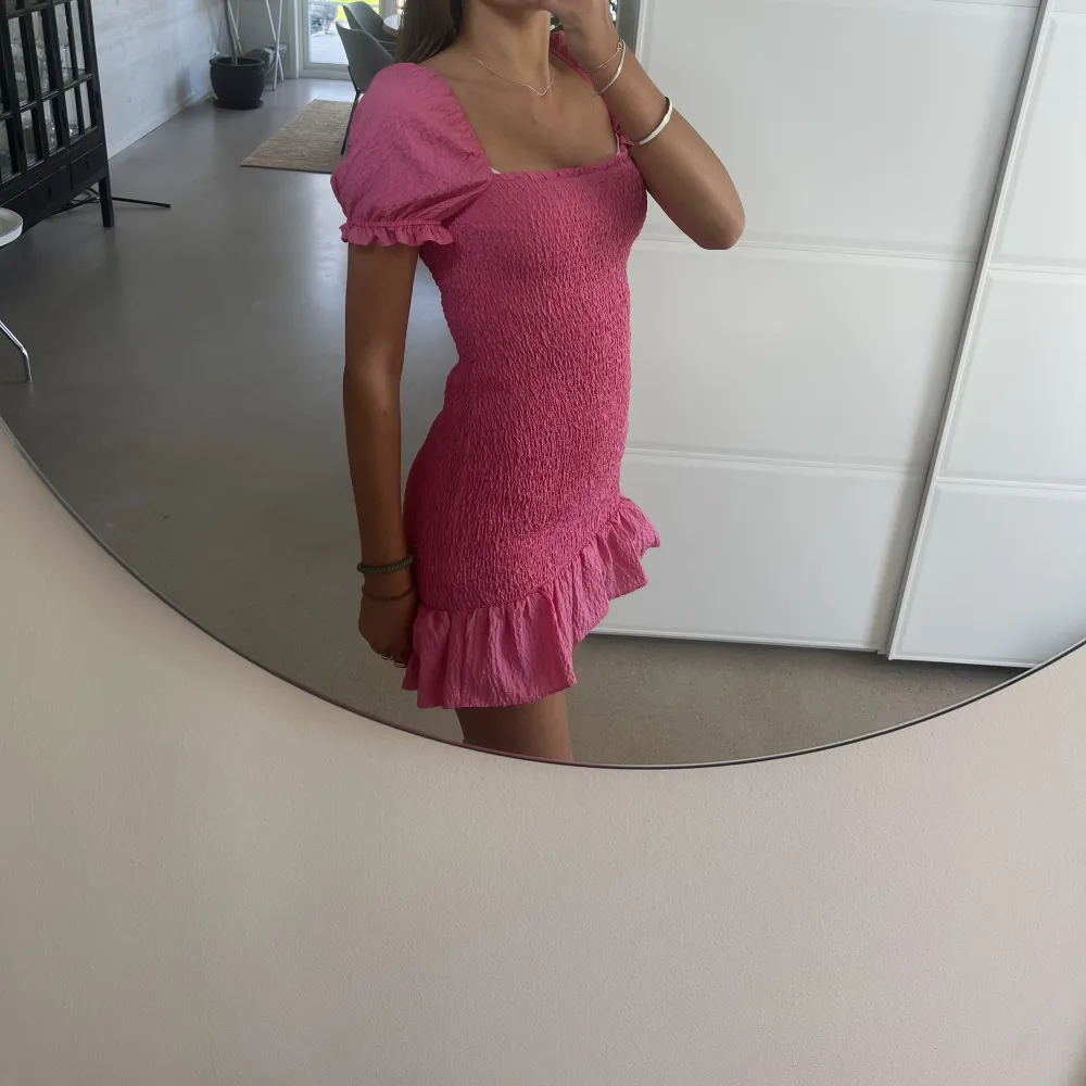Jätte fin rosa klännig från Zara💗har aldrig andvänt och den är i nyskick. Ordinarie pris 300kr, säljer för 150 + frakt☺️. Klänningar.