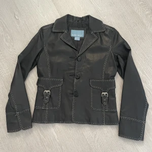 läderjacka blazer - svart läderjacka/blz med detaljer i strl XS, se bilder för skick :) 100% läder