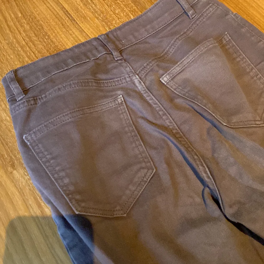 Säljer ett par bruna jeans för barn. De är i strl 170. Nästan helt oanvänd.🐻. Jeans & Byxor.