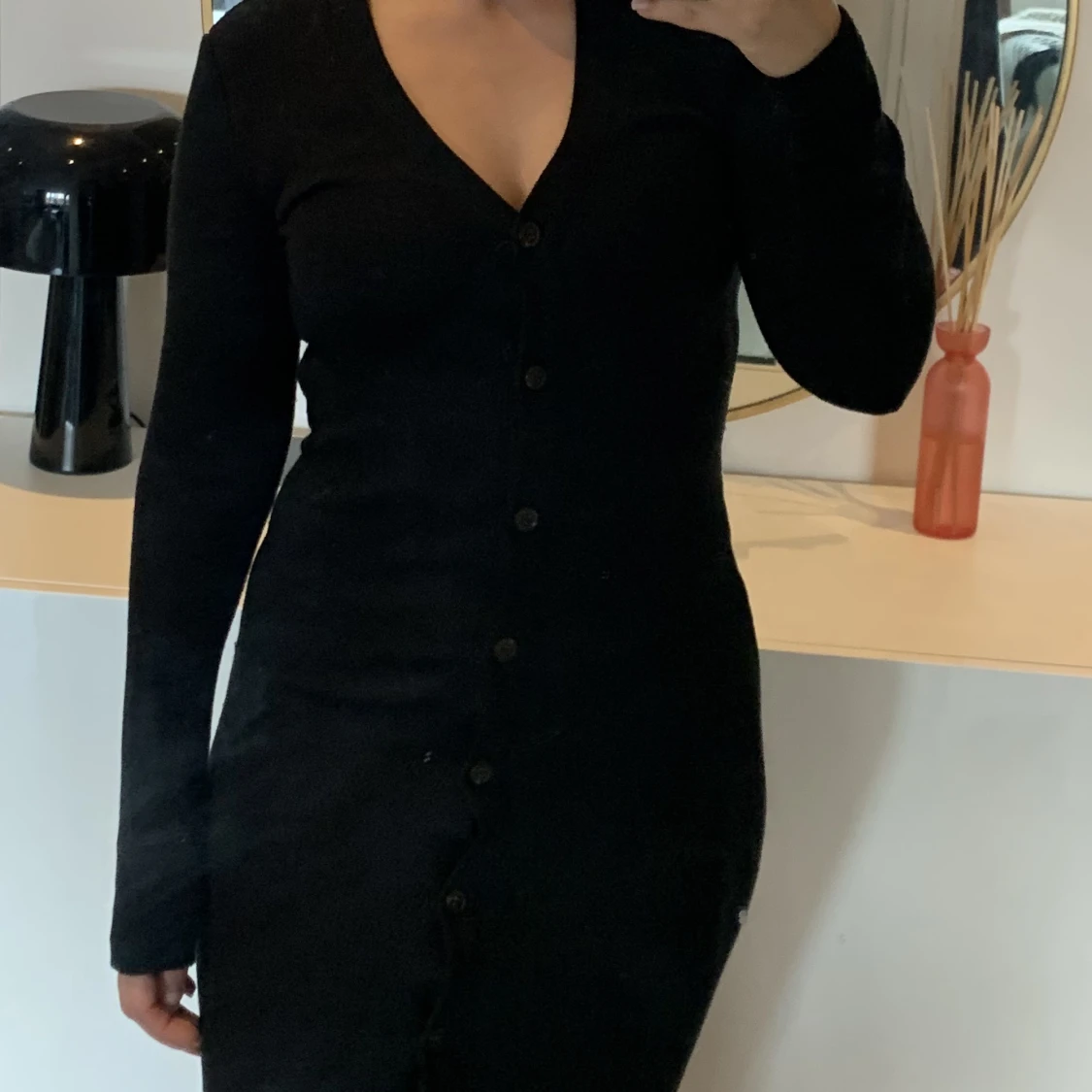 Stickad klänning med knappar