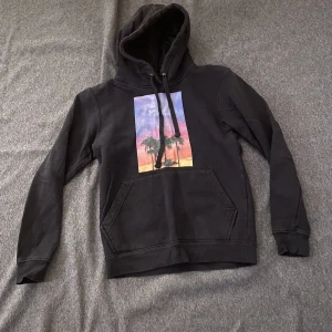 Thecoolelephant hoodie - En jättefin hoodie från Thecoolelephant som tyvärr är för liten för mig🤍 Knappt använd så den är i gott skick☺️ Betalning sker endast via appen 