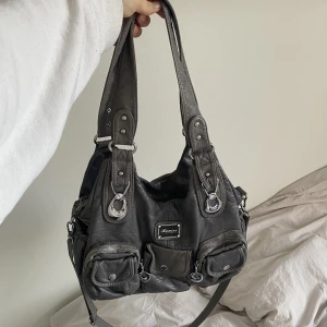 Grå väska - Rymlig väska köpt second hand, använd gärna köp nu💕💕