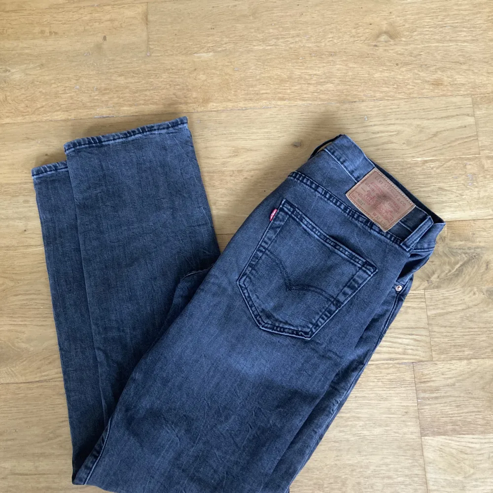 Hej.  säljer nu ett par mörkgrå levis 501 jeans i storlek W/32 L/32! Dom är i helt perfekt skick.  Pris 450 kr!  Skriv gärna om du är intresserad!. Jeans & Byxor.