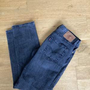 Hej.  säljer nu ett par mörkgrå levis 501 jeans i storlek W/32 L/32! Dom är i helt perfekt skick.  Pris 450 kr!  Skriv gärna om du är intresserad!