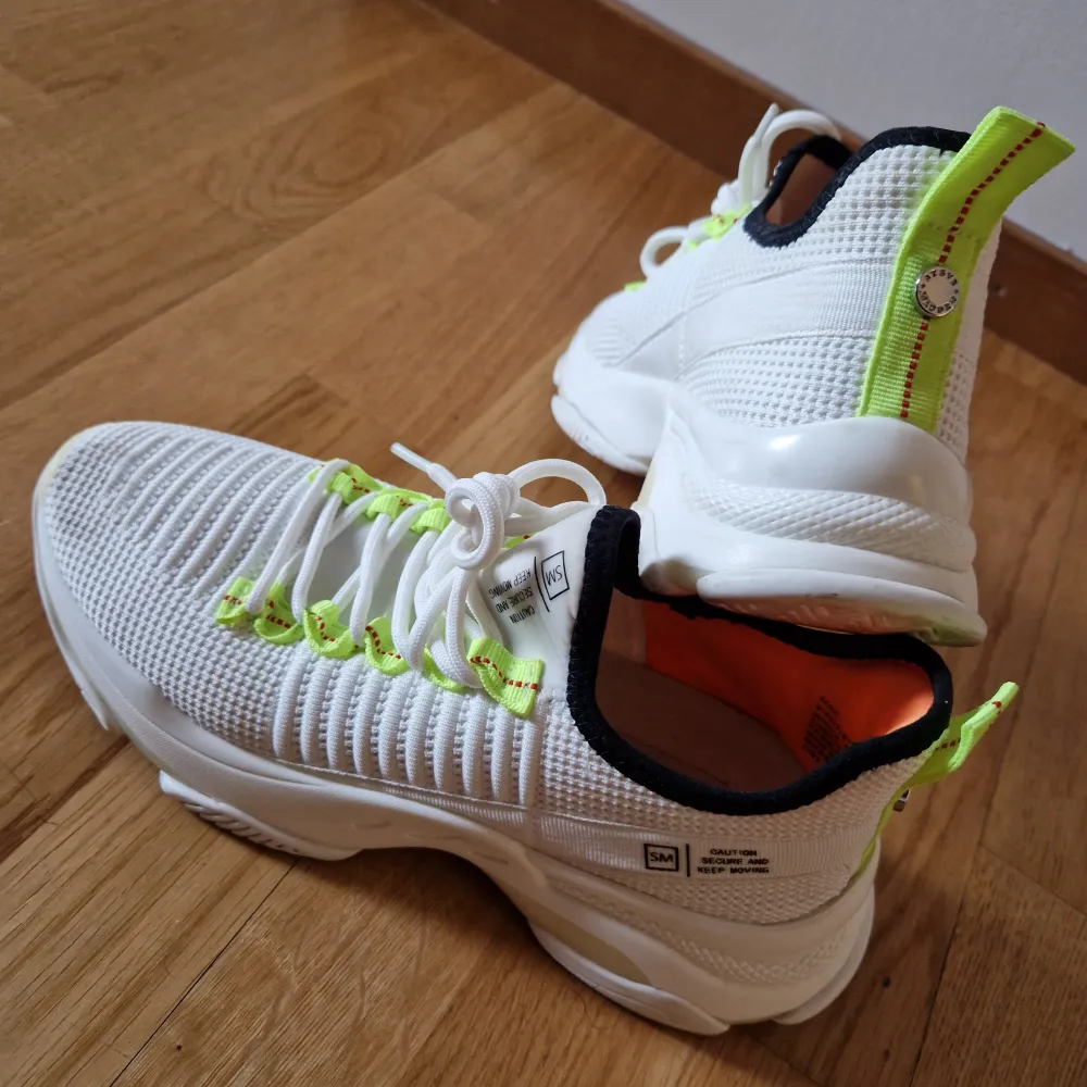 Steve Madden sneaker Med snygga gula och orangea detaljer. Jag personlogen tycker dom är lite små i storleken.. Kengät.