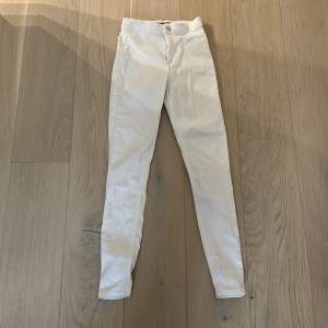 Vita stretchiga jeans från TOPSHOP, storlek W26, L34. Passformen kallad ”Joni”.