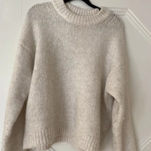 Stickad tröja  - Säljer denna fina stickade tröja ifrån hm. Den är i bra skick och har använt få gånger. Köparen står för frakt! Skriv ifall du har några frågor eller funderingar!❣️