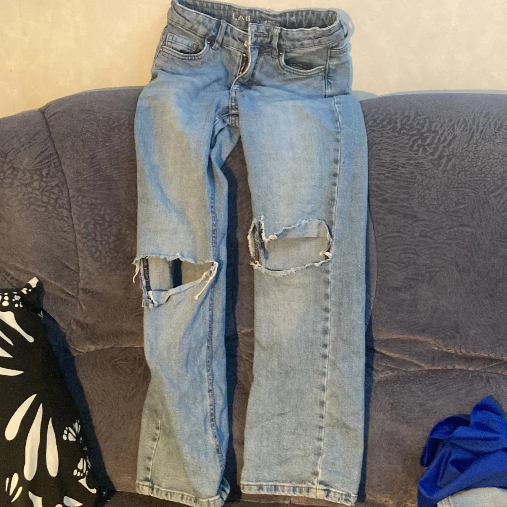 Håliga jeans, dem är lite low waist men inte jätte  . Jeans & Byxor.