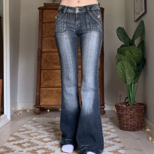 Lågmidjade jeans - Lågmidjade utsvängda vintage jeans med massa snygga detaljer, från märket Auposea! Jag är 173 cm, midjemåttet är 72 cm (väldigt strechiga) och innerbenslängden 81 cm 🖤