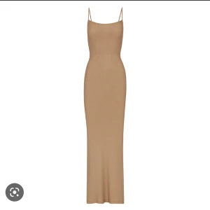 Skims klänning - Beige skimsklänning som skimmrar lite. Använd 1 gång så som ny.