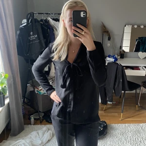 Blus - Snygg Knut blus ifrån zara!