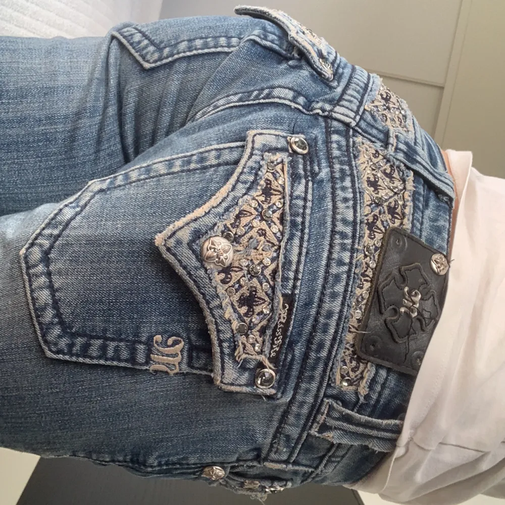 Jätte fina miss me jeans som jag inte använder längre och är i nästan nytt skick! Lågmidjade och jätte fina! Köparen ansvarar för frakten . Jeans & Byxor.